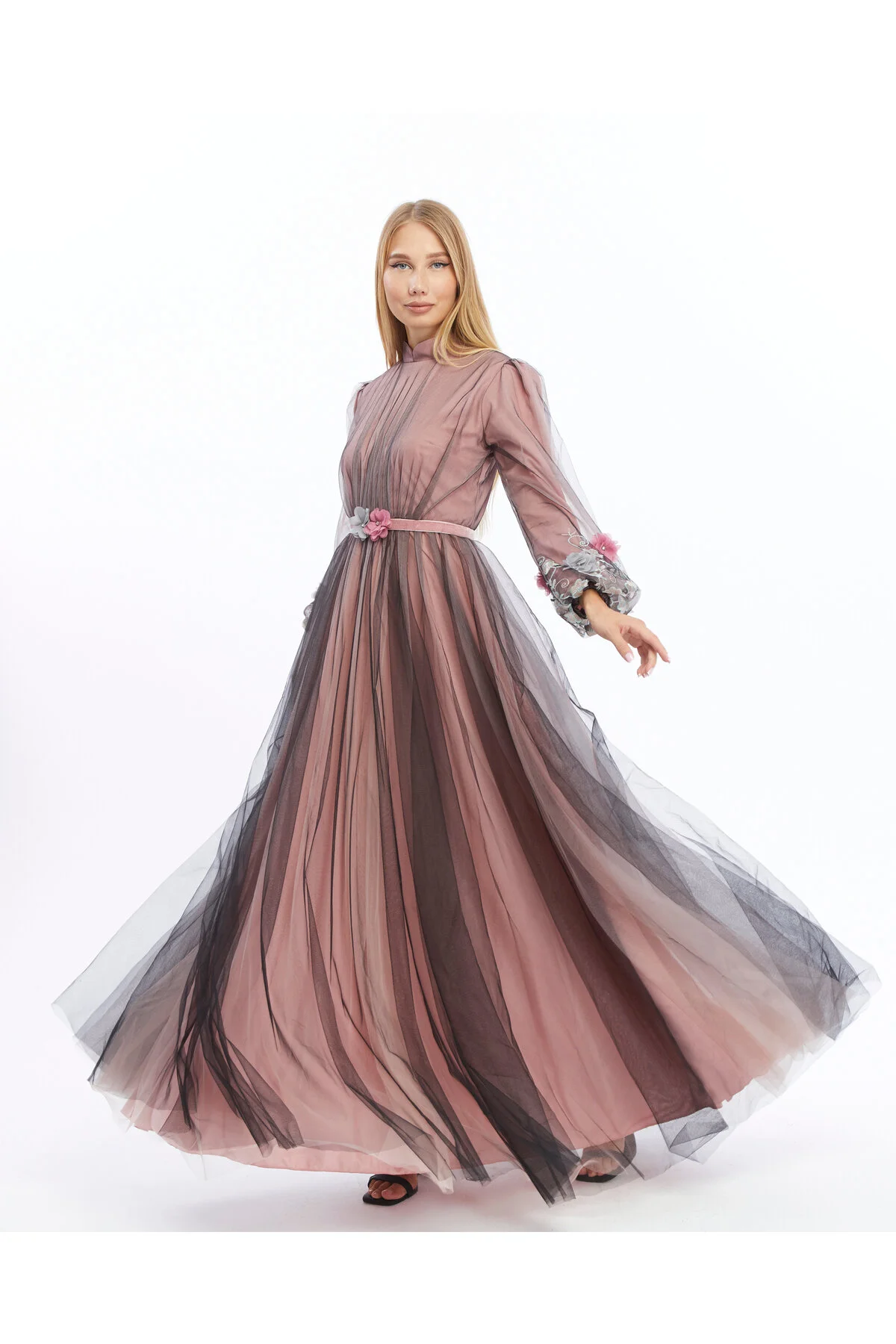 اكتشفي تجربة تسوق متكاملة تمنح المرأة العصرية مزيجًا مثاليًا من الأناقة والراحة في ملابسها